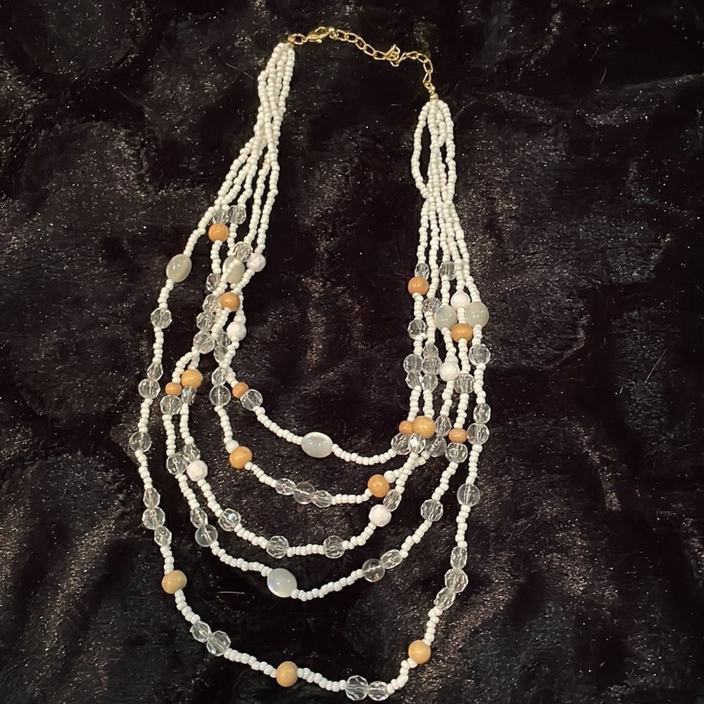 NWOT White/Tan Beaded Necklace 10"
